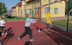 4.Klasa III bawi się piniatą.