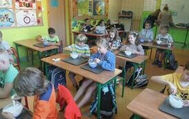 4. Uczniowie klasy III robią slimy