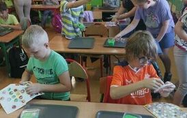 3.Uczniowie klasy III bawią się slimami