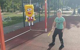 3.Klasa III bawi się piniatą.