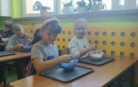 3. Uczniowie klasy III robią slimy