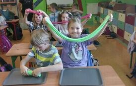 2.Uczniowie klasy III bawią się slimami