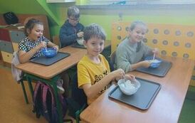 2. Uczniowie klasy III robią slimy