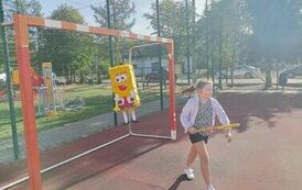 2. Klasa III bawi się piniatą.