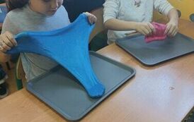 1.Uczniowie klasy III bawią się slimami