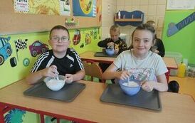 1. Uczniowie klasy III robią slimy