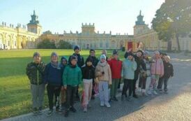 Uczniowie klasy III na tle Pałacu w Wilanowie