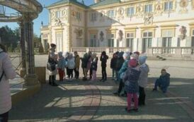 Uczniowie klasy I i II na tle Pałacu w Wilanowie (2)