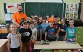 pan kolejarz z uczniami klasy 1