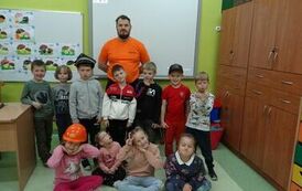 pan kolejarz z przedszkolakami