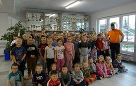 pan kolejarz z przedszkolakami i uczniami klas 1-3