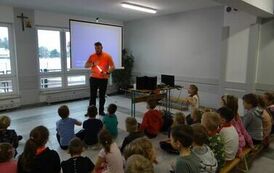 pan kolejarz prezentuje uczniom atrybuty pracownika kolei