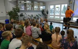 pan kolejarz opowiada uczniom o pracy na kolei