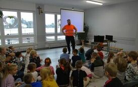 pan kolejarz opowiada uczniom o pracy na kolei 2