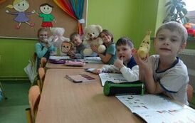 przedszkolaki ze swoimi pluszakami