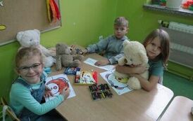przedszkolaki wykonują pracę z okazji Dnia Pluszowego Misia