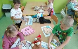 przedszkolaki wykonują pracę plastyczną