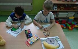 przedszkolaki wykonują misie z papieru