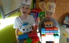 dw&oacute;ch chłopc&oacute;w z pluszakami w samochodach wykonanych z kolck&oacute;w