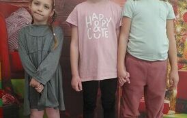 trzy dziewczynki na świątecznym tle