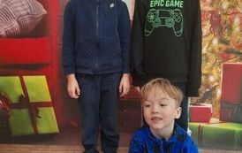 trzech chłopc&oacute;w na świątecznym tle