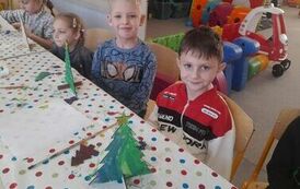 przedszkolaki z własnoręcznie wykonanymi choinkami