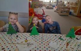przedszkolaki z gotowymi choinkim