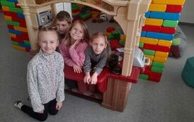 przedszkolaki w sali zabaw Hoopla w klocki