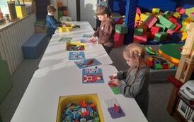 przedszkolaki układająrozsypanki z kloc&oacute;w