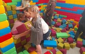 przedszkolaki układają zamek z klock&oacute;w