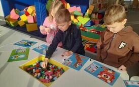 przedszkolaki układają klocki