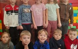 przedszkolaki na świątecznym tle