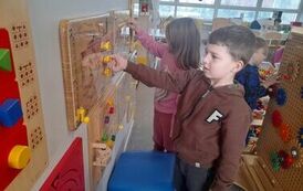 przedszkolaki bawią się w przejście labiryntu