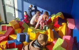 przedszkolaki bawią się w dużych klockach
