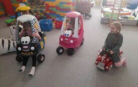 Dziewczynki w zabawkowych pojazdach