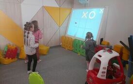 dziewczynki grają w interaktywne gry edukacyjne