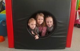 dziewczki bawią się w piankowej kostce