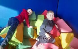 dw&oacute;ćh chłopc&oacute;w bawi się w kolckach