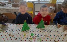 dw&oacute;ch chłopc&oacute;w z gotowymi pracami