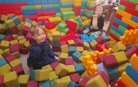 dw&oacute;ch chłopc&oacute;w podczas zabawy w klockach