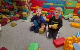 dw&oacute;ch chłopc&oacute;w podczas zabawy klockami