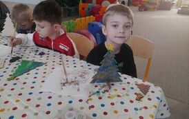 dw&oacute;ch chłopc&oacute;w malujących choinki