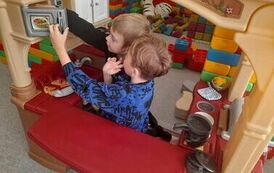 dw&oacute;ch chłopc&oacute;w bawi się w zabawkowej restauracji