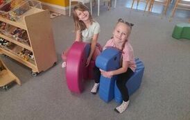 dwie dziewczynki na piankowych zwierzątkach