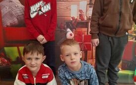 czterech chłopc&oacute;w na świątecznym tle