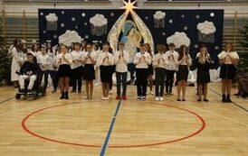 Występ uczni&oacute;w z klasy V (2)