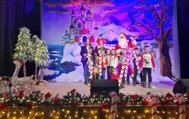 przedszkolaki  z Mikołajem i kr&oacute;lową Fruncją