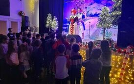 dzieci pomagają odczarować aktorom mroźną krainę