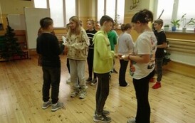 Uczniowie klasy piątej podczas spotkania opłatkowego