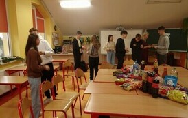 Uczniowie klasy &oacute;smej składający sobie życzenia świąteczne